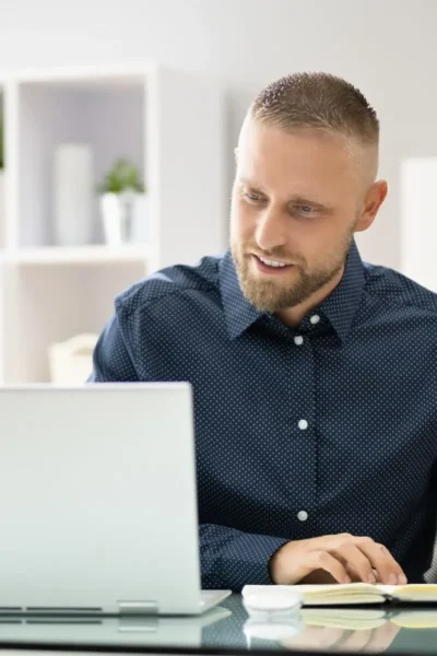 Férfi laptop előtt dolgozik - a CLEAR Start üzleti angol program a magabiztos angol megszólalást fejleszti szakmai helyzetekben